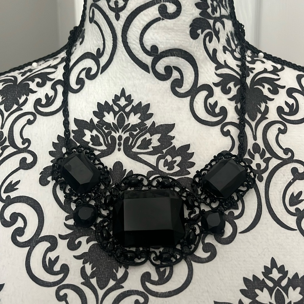 Black chunky necklace